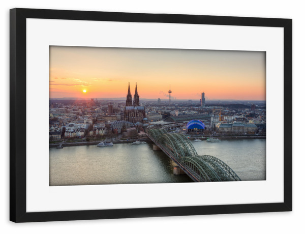 Poster mit Rahmen schwarz "Blick auf Köln bei Sonnenuntergang" artboxONE - Städte / Köln