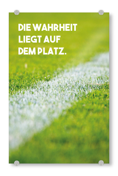 Acrylglasbild "Deine Wahrheit" artboxONE - Typografie,Sport / Fußball - Fußball,Nationalmannschaft,Kreide,Rasenkreide,Markierung,Fußballfeld