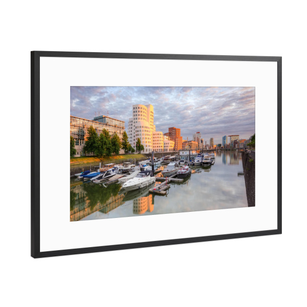 Poster mit Rahmen Schwarz (Metallic) "Abendsonne im Medienhafen Düsseldorf" artboxONE - Städte,Reise