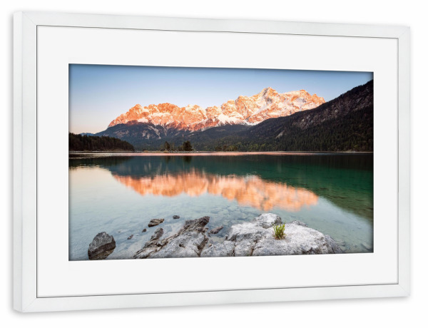 Poster mit Rahmen weiß "Alpenglühen am Zugspitzmassiv" artboxONE - Natur,Reise