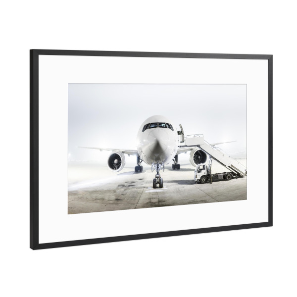 Poster mit Rahmen Schwarz (Metallic) "THE MAN WITH THE WHITE PLANE" artboxONE - Sport / Motorsport,Schwarzweiß