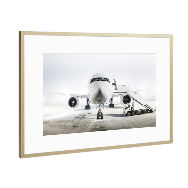Poster mit Rahmen Gold "THE MAN WITH THE WHITE PLANE" artboxONE - Sport / Motorsport,Schwarzweiß