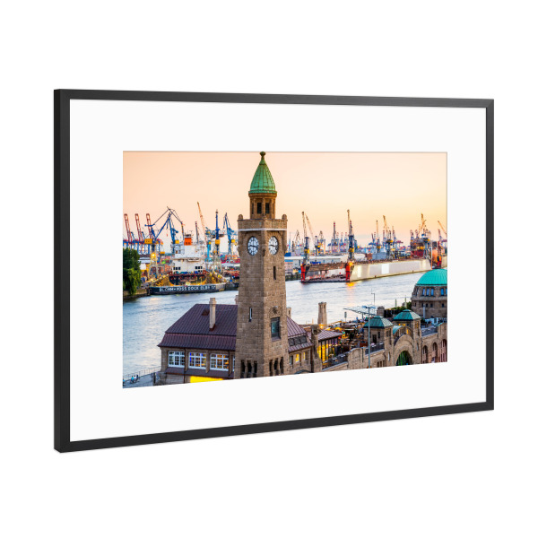 Poster mit Rahmen Schwarz (Metallic) "Hamburg Landungsbrücken Abendlicht" artboxONE - Städte - Hamburg,St. pauli,Hafen,Uhrenturm,Landungsbrücken