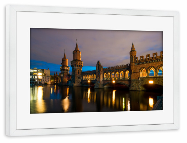Poster mit Rahmen weiß "Berlin Oberbaumbrücke at Night" artboxONE - Städte - Berlin,Oberbaumbrücke,Spree,Stadt