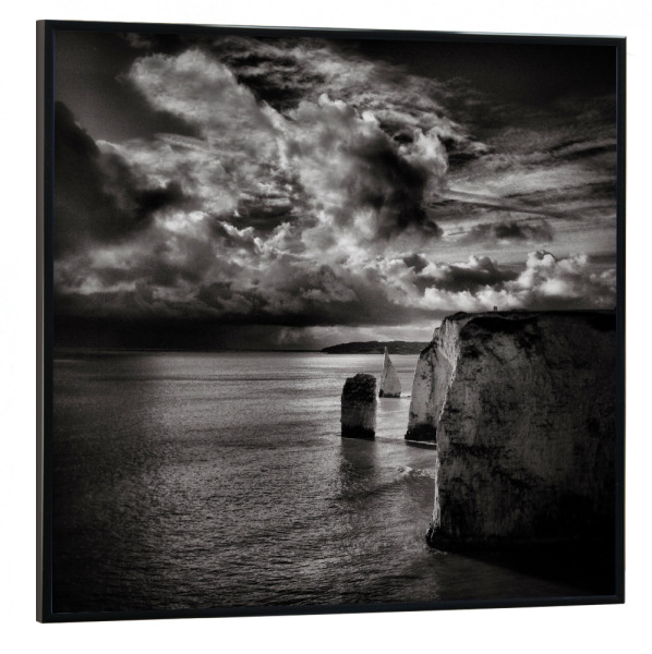 Poster mit schwarzem Rahmen 30x30 cm "Wanderer am Kliff" artboxONE - Schwarzweiß - Kliff,Meer,Wanderer