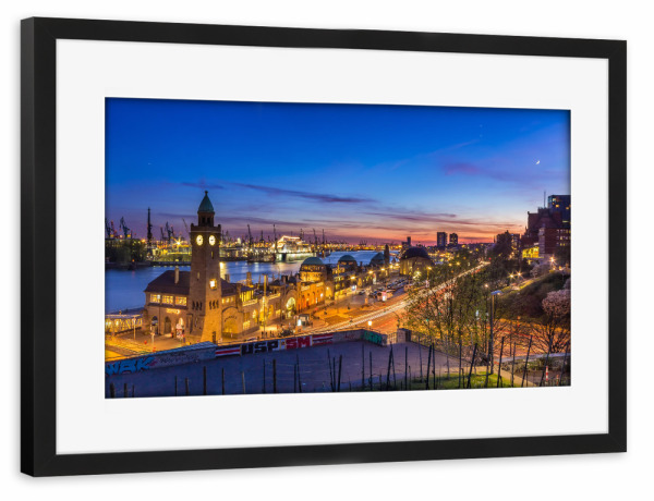 Poster mit Rahmen schwarz "Blaue Stunde im Hafen Hamburg" artboxONE - Städte,Architektur