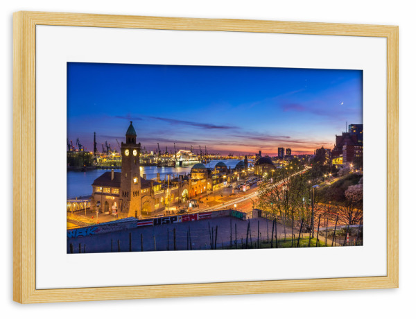 Poster mit Rahmen kiefer "Blaue Stunde im Hafen Hamburg" artboxONE - Städte,Architektur