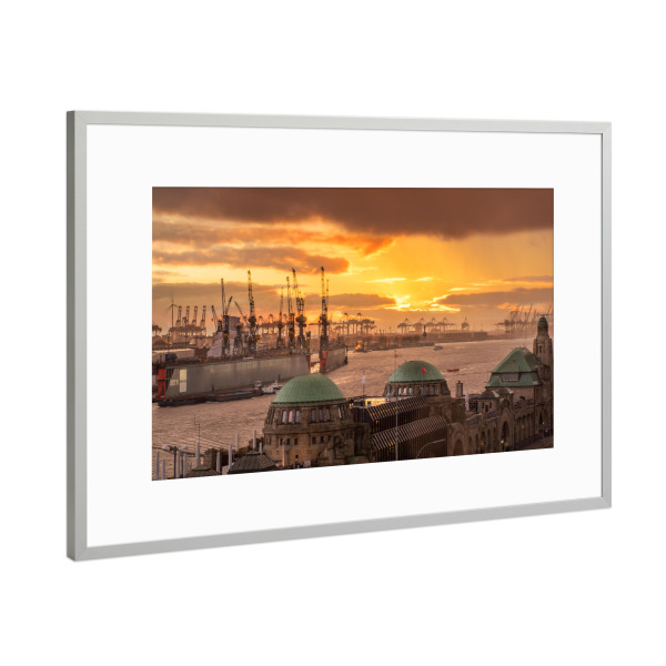 Poster mit Rahmen Silber "Sonnenuntergang im Hafen Hamburg" artboxONE - Städte,Natur,Floral