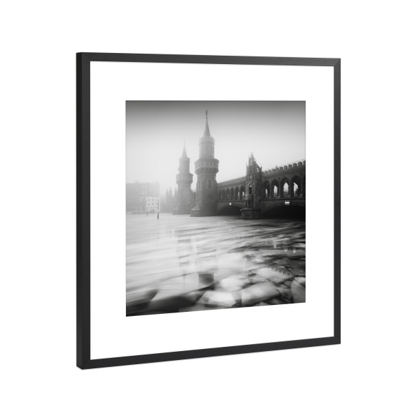 Poster mit Rahmen Schwarz (Metallic) "Twins | Oberbaumbrücke Berlin" artboxONE - Städte,Reise,Schwarzweiß,Architektur,Reise / Länder