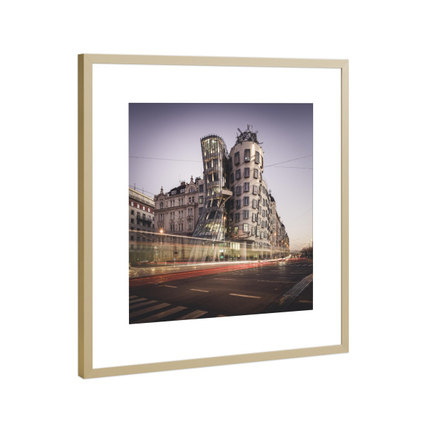 Poster mit Rahmen Gold "Tančící dům | Tanzendes Haus Prag" artboxONE - Städte,Architektur,Streetart,Reise / Länder,Fiktion