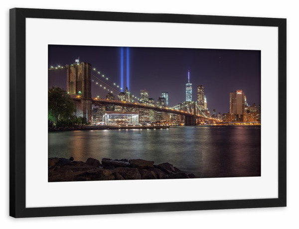 Poster mit Rahmen schwarz "Never Forget 9/11" artboxONE - Städte,Städte / New York,Reise,Architektur,Reise / Länder