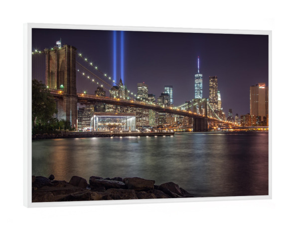 Poster mit weißem Rahmen "Never Forget 9/11" artboxONE - Städte,Städte / New York,Reise,Architektur,Reise / Länder