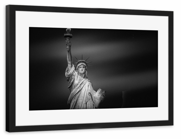 Poster mit Rahmen schwarz "Lady Liberty" artboxONE - Städte,Reise,Schwarzweiß,Architektur,Reise / Länder