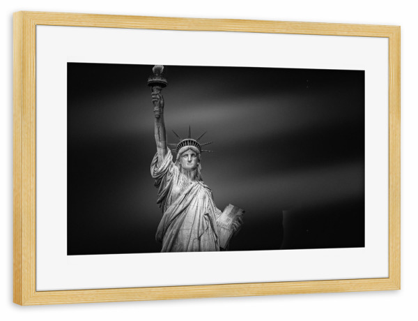 Poster mit Rahmen kiefer "Lady Liberty" artboxONE - Städte,Reise,Schwarzweiß,Architektur,Reise / Länder