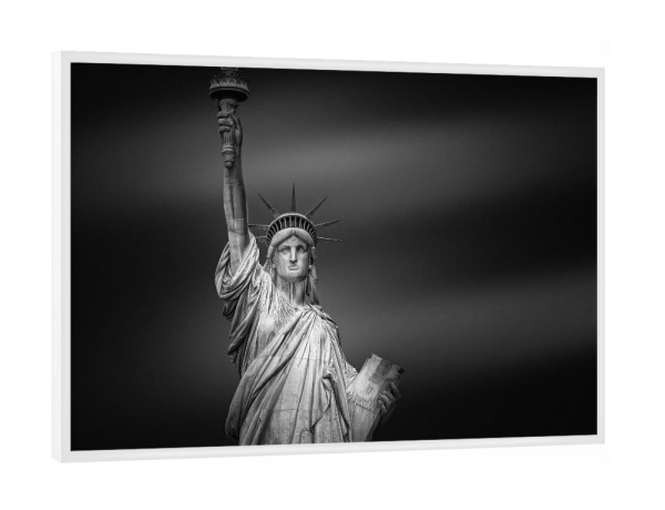 Poster mit weißem Rahmen "Lady Liberty" artboxONE - Städte,Reise,Schwarzweiß,Architektur,Reise / Länder