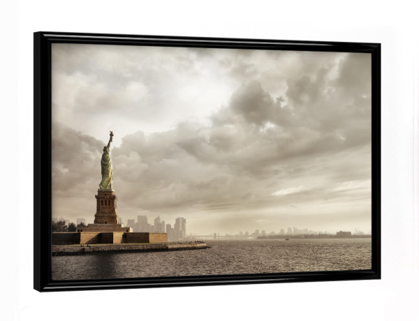 Poster mit schwarzem Rahmen "The Lady Lightens The Sky" artboxONE - Städte,Städte / New York,Natur,Reise,Architektur
