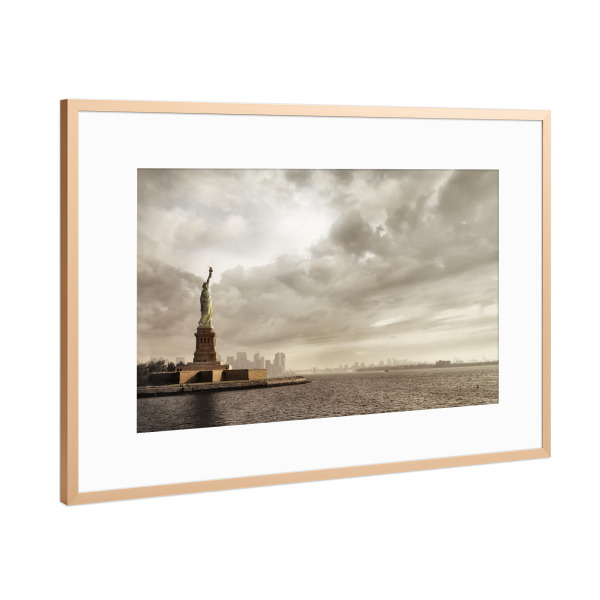 Poster mit Rahmen Kupfer "The Lady Lightens The Sky" artboxONE - Städte,Städte / New York,Natur,Reise,Architektur