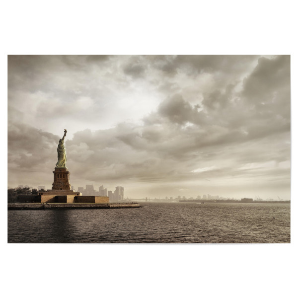 Poster 30x20 cm "The Lady Lightens The Sky" artboxONE - Städte,Städte / New York,Natur,Reise,Architektur - Ny,Nyc,Manhattan,New york,Usa,Dame liberty