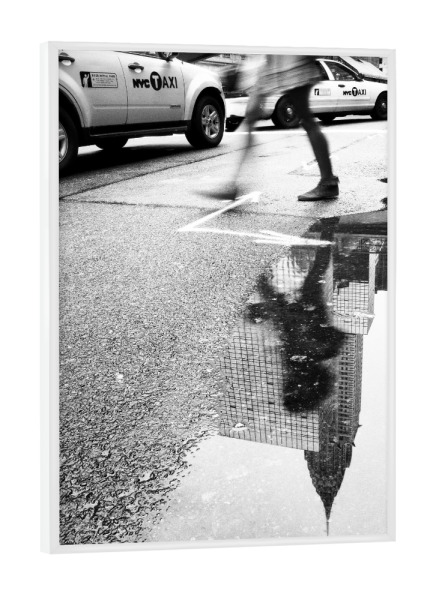 Poster mit weißem Rahmen "After the Rain" artboxONE - Städte,Städte / New York,Reise,Schwarzweiß,Architektur,Streetart
