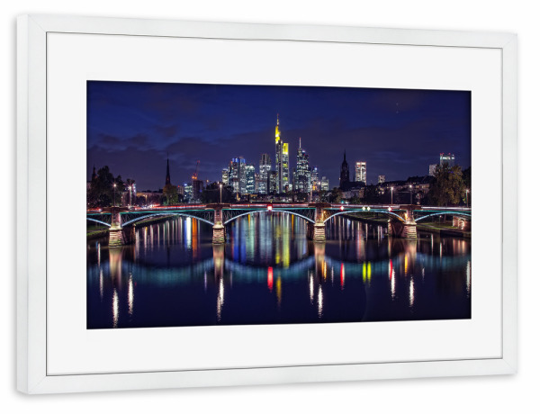 Poster mit Rahmen weiß "Frankfurt 2" artboxONE - Städte,Reise,Architektur - Frankfurt,Deutschand,Nacht,Wolkenkratzer,Main,Brücke,Skyline,Hessen,Adamek