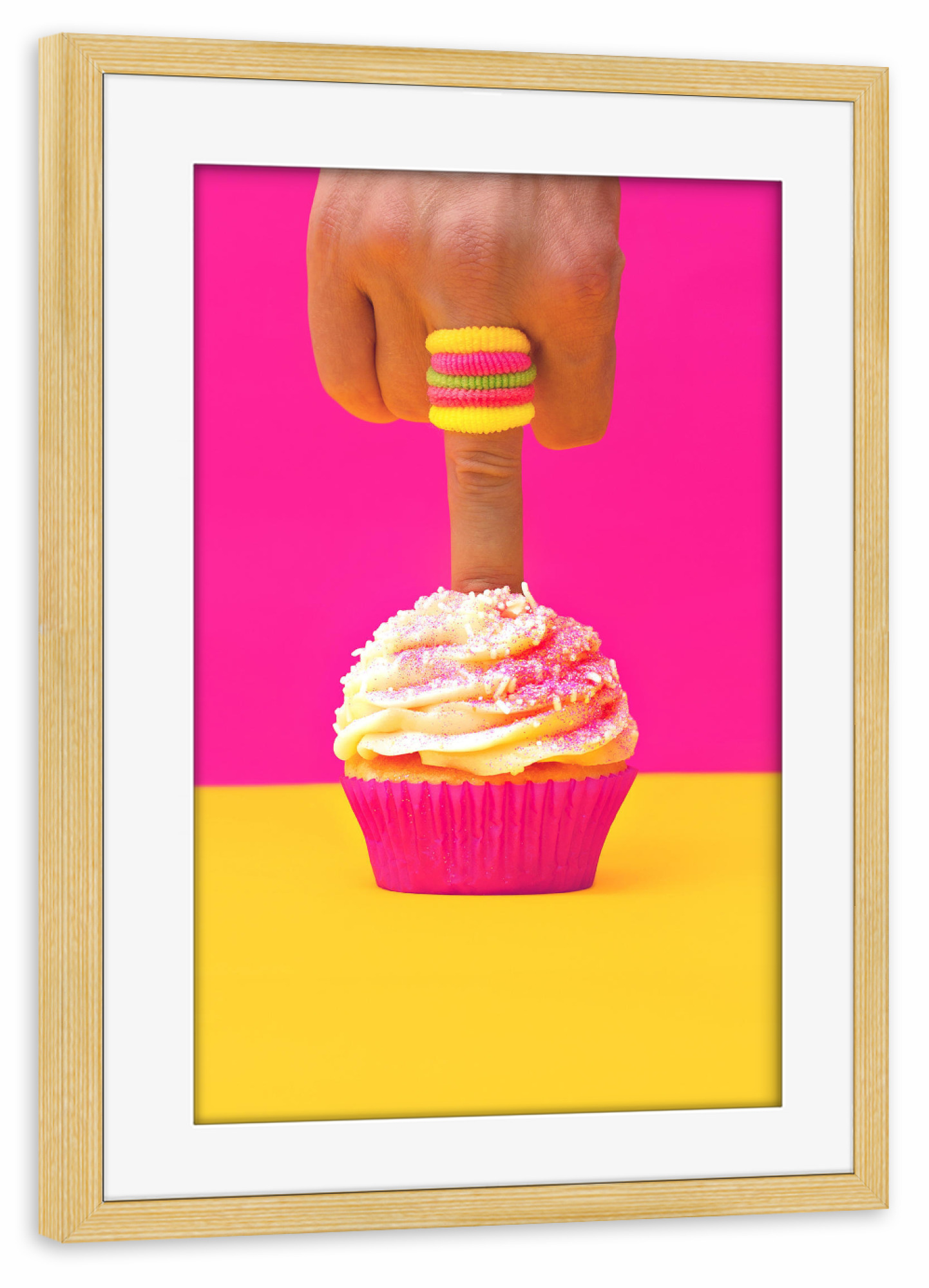 Poster mit Rahmen kiefer "Fingercake" artboxONE - Essen & Trinken - Mittelfinger,Kleiner kuchen,Kuchen