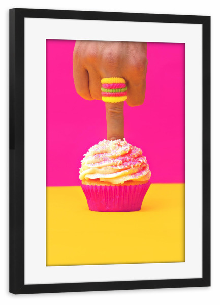 Poster mit Rahmen schwarz "Fingercake" artboxONE - Essen & Trinken - Mittelfinger,Kleiner kuchen,Kuchen