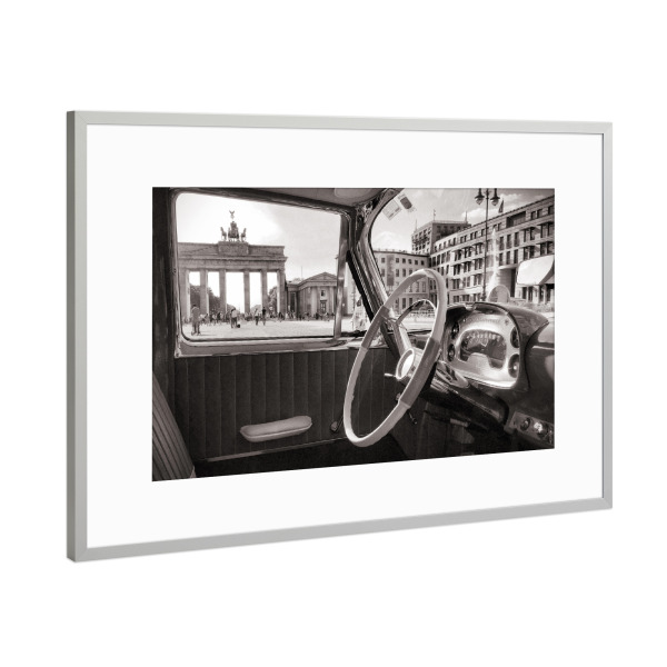 Poster mit Rahmen Silber "Me and You" artboxONE - Städte,Schwarzweiß,Automobile,Retro - Oldtimer. berlin,Brandenburger tor