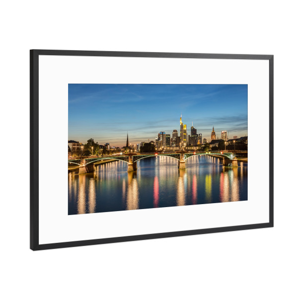 Poster mit Rahmen Schwarz (Metallic) "Frankfurt Skyline und Ignatz-Bubis-Brücke" artboxONE - Reise,Architektur,Städte / Frankfurt