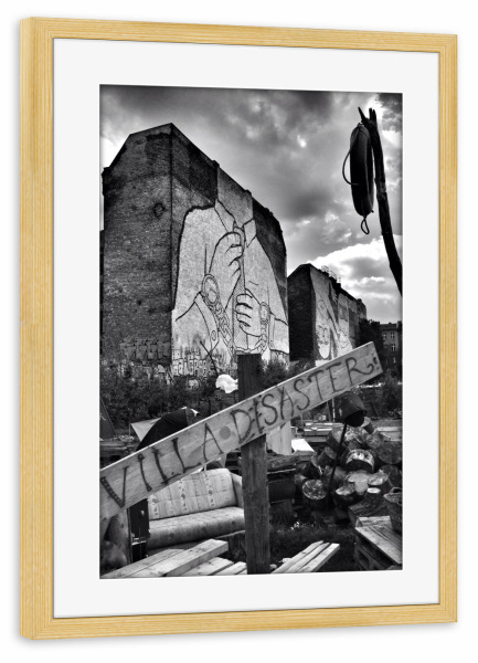 Poster mit Rahmen kiefer "Villa Desaster" artboxONE - Städte / Berlin,Schwarzweiß,Streetart - Streetart,Berlin,Streetlife