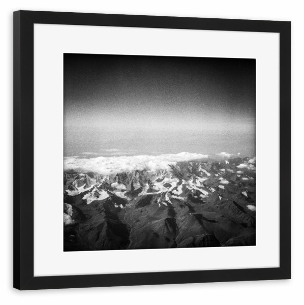 Poster mit Rahmen schwarz "HIMALAYA #2" artboxONE - Natur,Reise,Schwarzweiß,Kartografie - Fliegen,Reisen,Gebirge,Himalaya,Fliegen,Flugzeug,Passagier