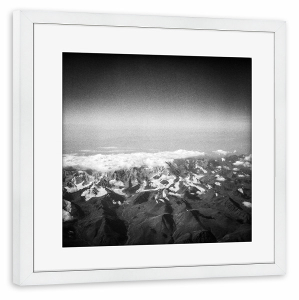 Poster mit Rahmen weiß "HIMALAYA #2" artboxONE - Natur,Reise,Schwarzweiß,Kartografie - Fliegen,Reisen,Gebirge,Himalaya,Fliegen,Flugzeug,Passagier