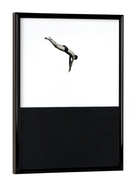 Poster mit schwarzem Rahmen "Dive" artboxONE - Abstrakt,Menschen,Schwarzweiß - Taucher,Mann,Wasser,Monoton,Minimal,Sprung,Entsprungen