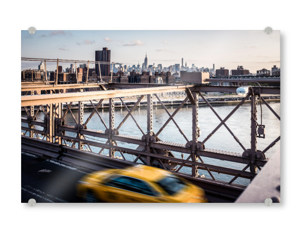 Acrylglasbild "MANHATTAN CAP" artboxONE - Städte / New York,Schwarzweiß,Architektur,Automobile - Manhattan cap taxi new york big apple bridge