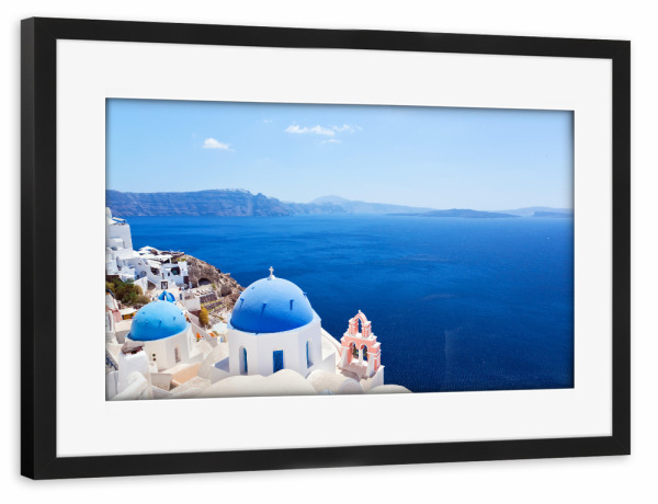 Poster mit Rahmen schwarz "Oia town on Santorini island, Greece. Caldera on Aegean sea" artboxONE - Reise