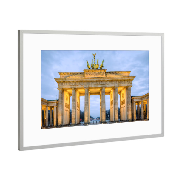 Poster mit Rahmen Silber "Brandenburger Tor in Berlin" artboxONE - Städte / Berlin,Reise,Architektur