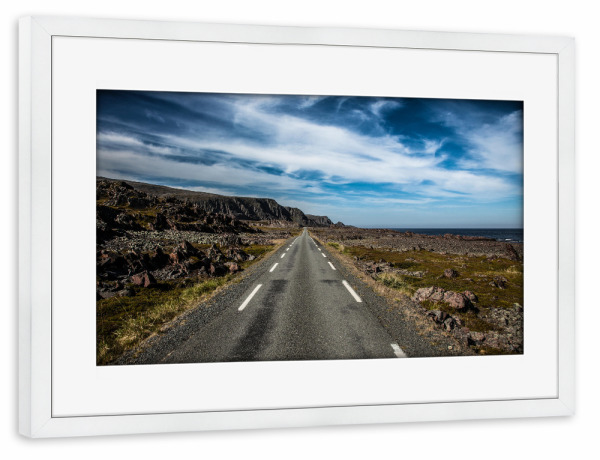 Poster mit Rahmen weiß "Road Trip" artboxONE - Natur,Reise,Reise / Länder - Straße,Reise,Landschaft,Wolken,Himmel,Meer,Felsküste,Küste,Norwegen