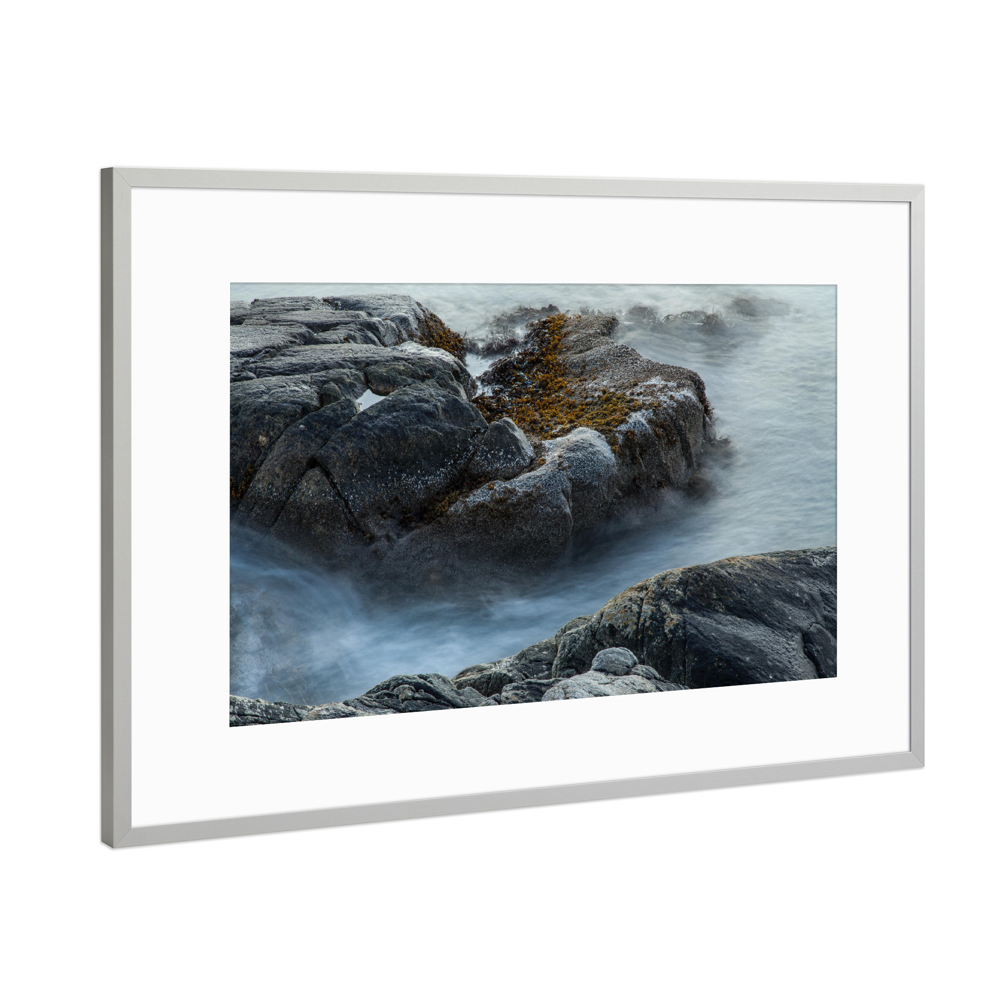 Poster mit Rahmen Silber "Fjordküste I" artboxONE - Natur - Meer,Fjord,Wasser,Fels,Stein,Küste,Seepocken,Langzeitbelichtung,Fließen,Wellen,Norwegen