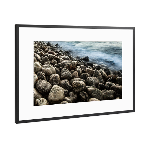 Poster mit Rahmen Schwarz (Metallic) "Steine IV" artboxONE - Natur - Steine,Küste,Wasser,Langzeitbelichtung,Wellen,Meer,Norwegen
