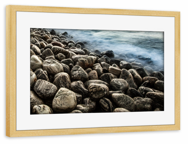 Poster mit Rahmen kiefer "Steine IV" artboxONE - Natur - Steine,Küste,Wasser,Langzeitbelichtung,Wellen,Meer,Norwegen
