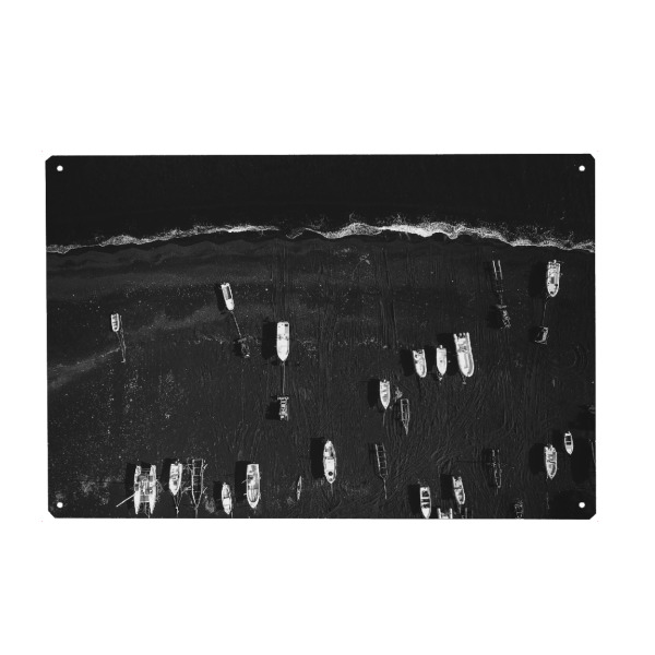 Metall Poster "BOATS, BLACK BEACH" artboxONE - Natur,Reise,Schwarzweiß,Reise / Strand und Meer - Meer,Boote,Schiffe,Boote,Schwarzweiss,Sand,Strang