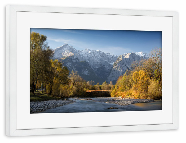 Poster mit Rahmen weiß "Herbststimmung an der Loisach" artboxONE - Natur - Loisach,Zugspitze,Bayern,Alpen,Berge,Ruhe,Idylle,Wasser,Fluss,Bach,Bäume