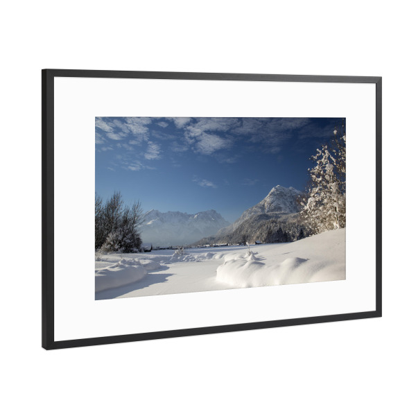Poster mit Rahmen Schwarz (Metallic) "Zugspitzblick im Winter" artboxONE - Natur