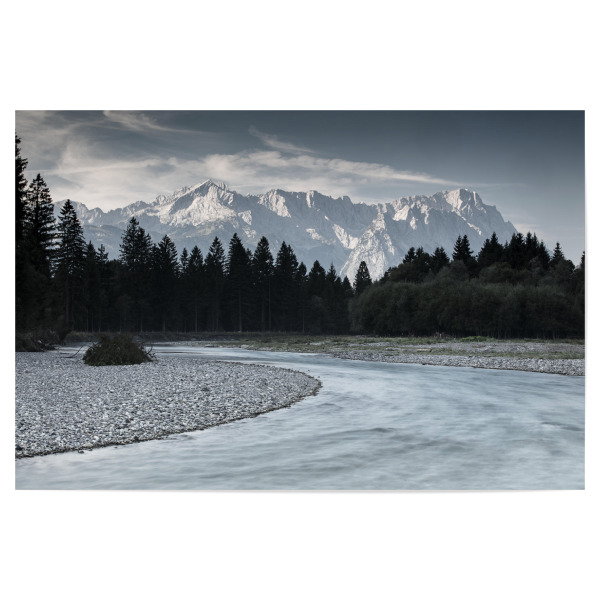 Poster 30x20 cm "Loisach mit Zugspitze" artboxONE - Natur - Loisach,Zugspitze,Bayern,Alpen,Farchant,Berge,Wald,Bäume,Straße,Weiß,Schnee