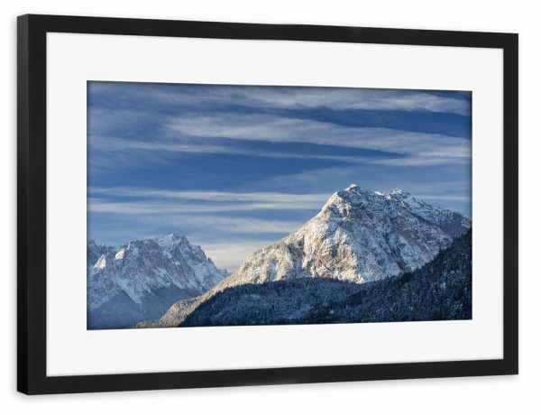 Poster mit Rahmen schwarz "Wolkenstimmung über Kramer und Zugspitze" artboxONE - Natur