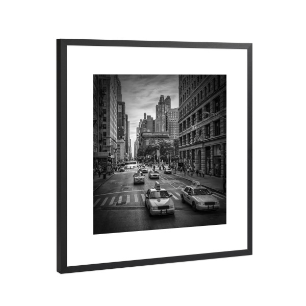 Poster mit Rahmen Schwarz (Metallic) "NEW YORK CITY 5th Avenue Traffic" artboxONE - Städte,Städte / New York,Schwarzweiß