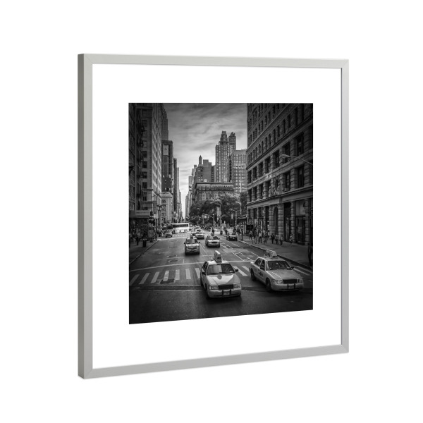 Poster mit Rahmen Silber "NEW YORK CITY 5th Avenue Traffic" artboxONE - Städte,Städte / New York,Schwarzweiß