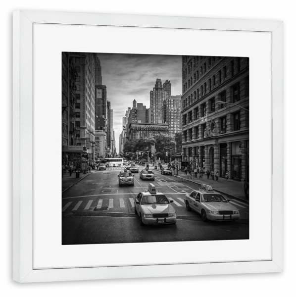 Poster mit Rahmen weiß "NEW YORK CITY 5th Avenue Traffic" artboxONE - Städte,Städte / New York,Schwarzweiß