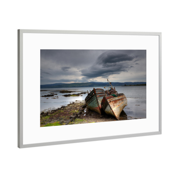 Poster mit Rahmen Silber "Alte Boote auf Isle of Mull" artboxONE - Natur,Reise