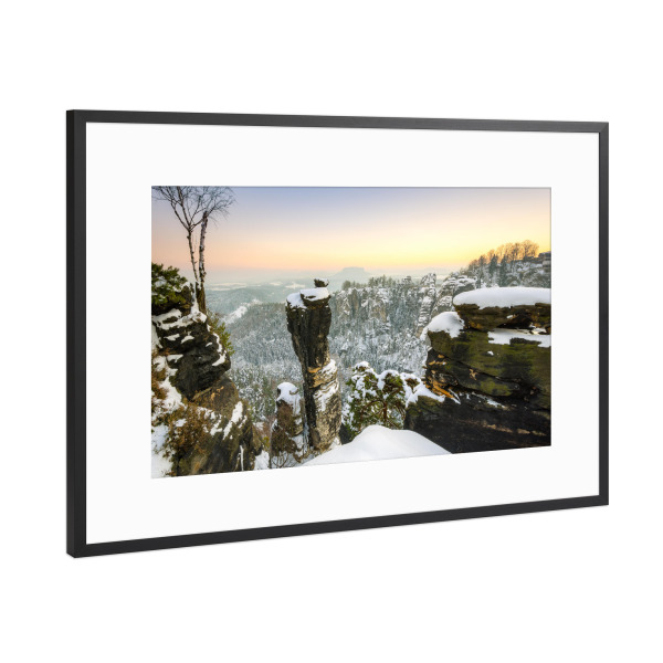 Poster mit Rahmen Schwarz (Metallic) "Winterabend am Wehlgrund in der Sächsischen Schweiz" artboxONE - Natur,Reise