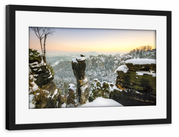 Poster mit Rahmen schwarz "Winterabend am Wehlgrund in der Sächsischen Schweiz" artboxONE - Natur,Reise